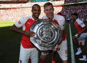 mertesacker-walcott-community-shield